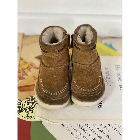 UGG Toddler Boots 7c - Picture 3 of 6